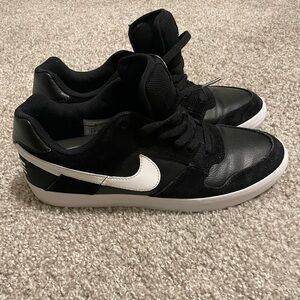Nike SB Size:11.5 Men Black & White Excellent Condition $25 OBO LowTop